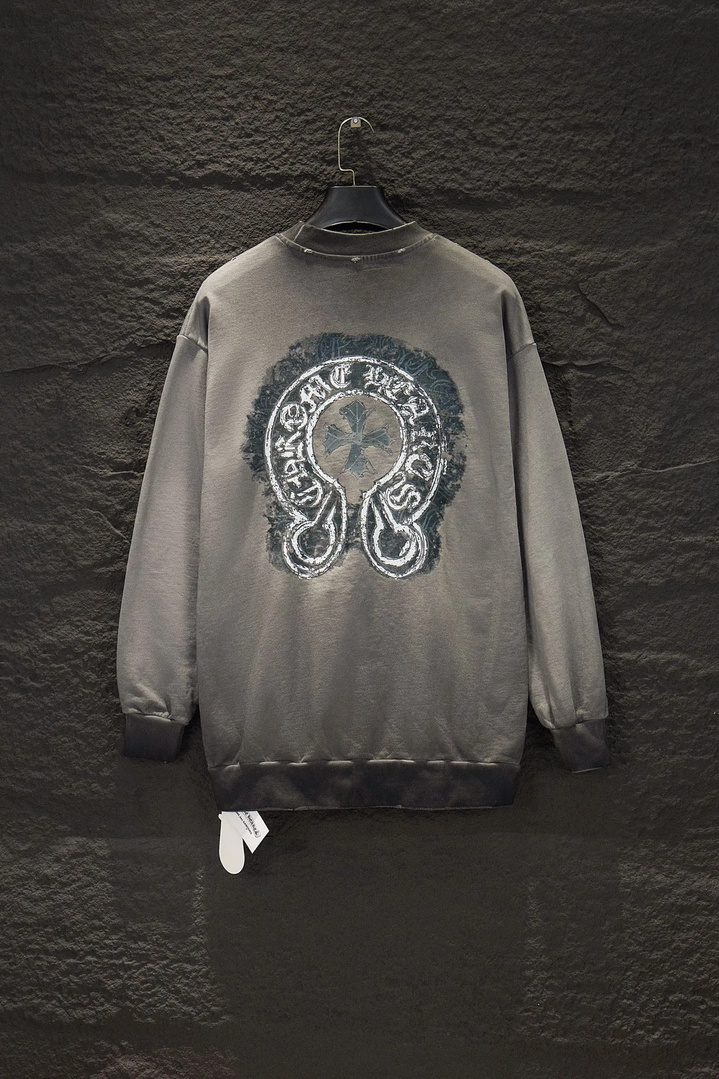 P270 🆕Chromehearts distressed and fried hooded sweatshirt. The os version is really charming. Chromehearts is also really unique. Every new season has the best version. It is very practical and can be worn casually. Nice✔️ - ⚠️100% cotton. Made of custom-dyed terry cotton sweatshirt surface, 420g double-ply double yarn, comfortable to the touch. Made from imported knitting needle carded cotton, the thickness is moderate, drapey and contoured, making the upper body comfortable! ! It is very tolerant to fat body types and can instantly lose five pounds after wearing it!  The front cuffs and back chest are made of direct-injection printing environmentally friendly glue material, using a mechanized printing process. Mechanical printing has high precision, the positioning accuracy can reach ±0.02mm, and the quality is stable.  The body is treated with frayed elements, which greatly increases the interest of the clothing; it has a unique visual effect.  Pants hem Loose closing Double-layer fabric Good closing effect Exquisite hemming Color: washed black, fried gray Size: S-M-L-XL